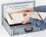 Tempelmodell (1:1000) im Koffer